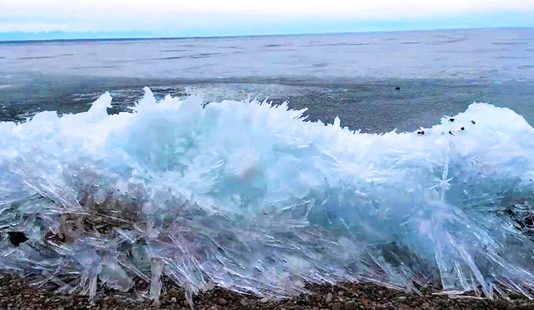 Olas de mar congeladas por las bajas temperaturas en Rusia