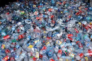 Cómo las botellas de plástico contaminan el medio ambiente