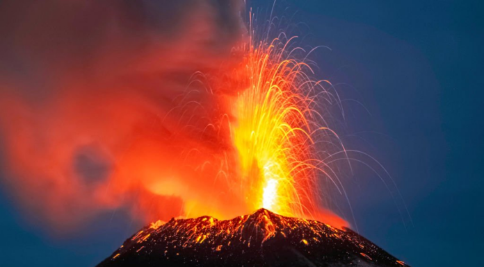 Uno de los gigantes volcánicos de México entra en erupción